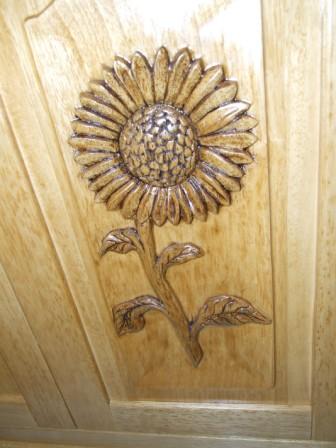 Detalle de girasol tallado en madera